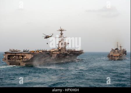 USS John Stennis C viene rifornito in mare da un elicottero assegnato all'Eightballers di elicottero di mare squadrone di combattimento, 8 gennaio 2013. Immagine cortesia US Navy specialista di comunicazione 2a classe Armando Gonzales. Foto Stock