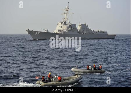 I marinai dal guidato-missile destroyer USS Jason Dunham manovra nella rigida-hull imbarcazioni gonfiabili vicino al guidato-missile destroyer USS Farragut (DDG 99) durante una vista Scheda, ricerca e sequestro esercizio, Gennaio 16, 2013. Immagine cortesia US Navy la comunicazione di massa specialista in seconda classe Deven B Re. Foto Stock