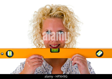 Giovane Donna che mantiene il livello di acqua isolati su sfondo bianco Foto Stock