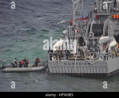 Stati Uniti Navy valutazione di soccorso ai membri del team di bordo la miniera contromisure nave USS custode, Mari di Sulu, Filippine, 22 gennaio 2013. Immagine cortesia Geoffrey Trudell/US Navy. Foto Stock