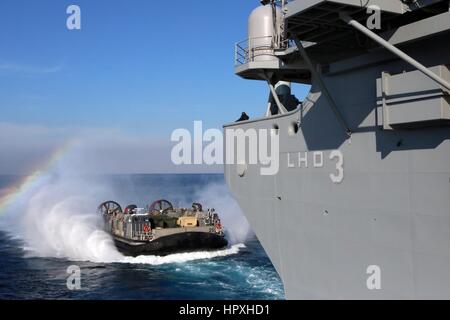 Una Landing Craft Air Cushion da assalto unità artigianali 4 si avvicina all'assalto anfibio nave USS Kearsarg, 23 gennaio 2013. Immagine cortesia Corbin J Shea/US Navy. Foto Stock