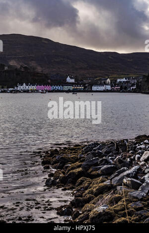 Fila di case colorate sulla banchina del porto di Portree, da Scorrybreac Foto Stock