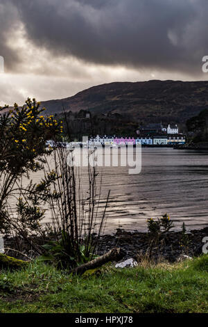 Fila di case colorate sulla banchina del porto di Portree, da Scorrybreac Foto Stock