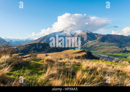 Vista sulle montagne con la neve, il lago Wanaka, picco roccioso, Glendhu Bay, Otago Southland, Nuova Zelanda Foto Stock