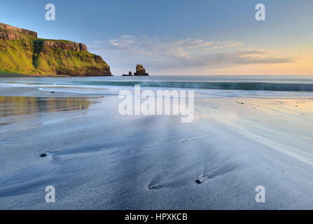 Il mare e la spiaggia di Talisker Bay, scogliere e rocce, Isola di Skye, Scotland, Regno Unito Foto Stock