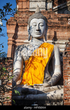 Grande statua del Buddha con giallo accappatoio in Wat Yai Chai Mongkol monastero di Ayuttaya, Thailandia Foto Stock