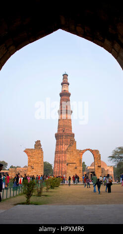 La Qutub Minar minareto, osservata attraverso un arco, Qutub Minar complesso, Delhi, India Foto Stock