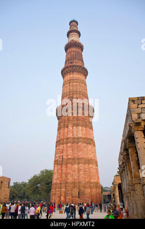 Qutub Minar più alto minareto di mattoni nel mondo con gradini che portano al top. Foto Stock