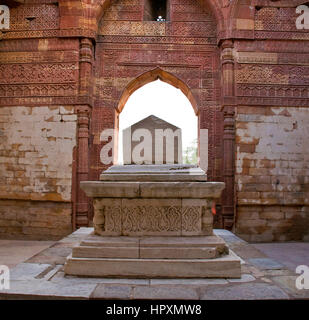 Tomba di Altamish, Qutab Minar complesso, Sito Patrimonio Mondiale dell'UNESCO, Nuova Delhi, India, Asia Foto Stock