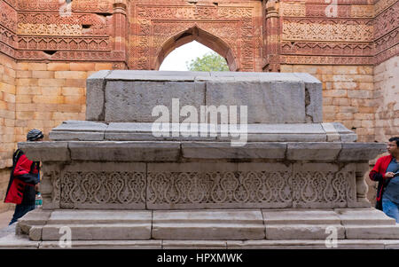 Pietra tombale, Qutub Minar, arco, Architettura, Asia, mattone, struttura integrata, capitali, Carving - prodotto artigianale, immagine a colori, di culture, di giorno, arredamento Foto Stock