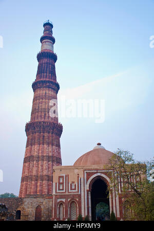 Alai Darwaza Gateway, Mehrauli parco archeologico, Delhi, India Foto Stock