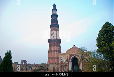 Alai Darwaza Gateway, Mehrauli parco archeologico, Delhi, India Foto Stock