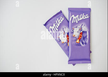 Dusseldorf, Germania - 18 Febbraio 2017: due cioccolatini Milka su sfondo bianco. Foto Stock