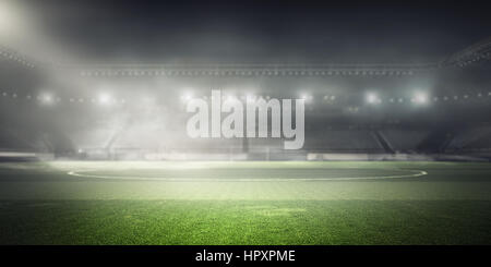 Vuoto allo stadio di calcio nella nebbia e faretti. I supporti misti Foto Stock