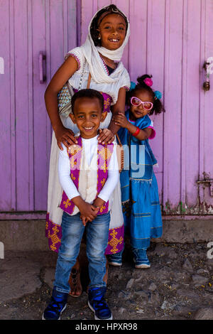 Cristiano etiope bambini durante Timkat (Epifania) Celebrazioni, Addis Abeba, Etiopia Foto Stock