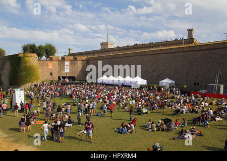 Barcellona, Spagna - 25 settembre 2016: la gente intorno al castello di Montjuic nella città di Barcellona, per una festa della città con diverse attività e musica Foto Stock