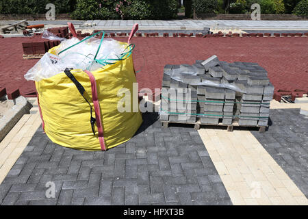 Pallet di ciottoli al sito in costruzione in zona residenziale Foto Stock