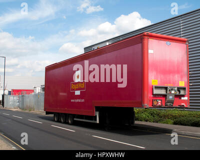 Royal Mail HGV rimorchio parcheggiato a lato della strada, con sede nel Regno Unito il servizio postale istituito nel 1516 Foto Stock