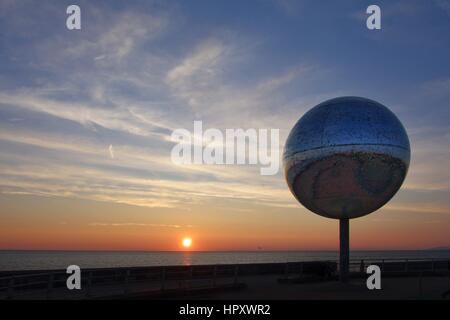 Glitter gigante palla su Blackpool South Promenade al tramonto Foto Stock