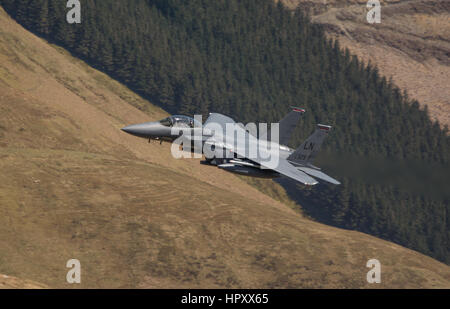 American F15 Strike Eagle il basso livello della formazione in Galles Foto Stock