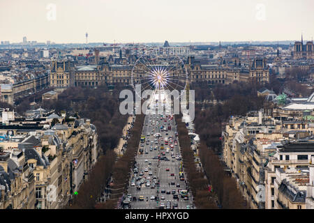 Avenue Champs Elysees e ruota panoramica Ferris a Parigi, Francia. Vista dall'Arco Trionfale Foto Stock