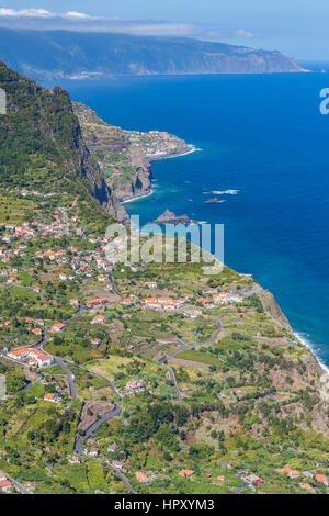 Arco de São Jorge sulla costa nord di Madeira Vista dal Miradouro Beira da Quinta, Madeira, Portogallo. Foto Stock
