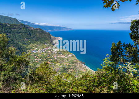 Arco de São Jorge sulla costa nord di Madeira Vista dal Miradouro Beira da Quinta, Madeira, Portogallo. Foto Stock