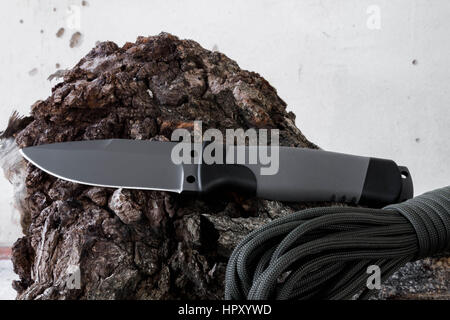 Coltello con una lama fissa sul moncone. Lama di scure. Foto Stock