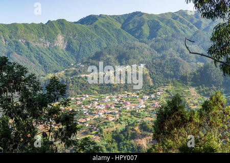 Vista su Sao Roque do Faial visto da Vista sobre Faja da Murta e Cruzinhas, Madeira, Portogallo. Foto Stock