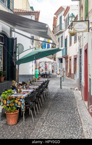 Ristoranti lungo Rua de Santa Maria, Funchal Vecchia, Madeira, Portogallo. Foto Stock