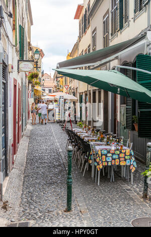 Ristoranti lungo Rua de Santa Maria, Funchal Vecchia, Madeira, Portogallo. Foto Stock