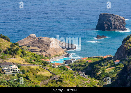 La costa settentrionale del porto da Cruzseen dal Miradouro Porto da Cruz, Madeira, Portogallo. Foto Stock