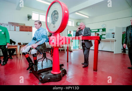 Jockey Richard Hughes nella camera di pesatura a Brighton gare. Foto Stock