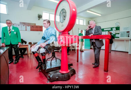 Jockey Richard Hughes nella camera di pesatura a Brighton gare. Foto Stock