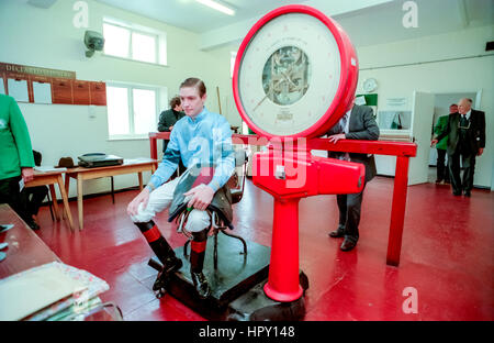 Jockey Richard Hughes nella camera di pesatura a Brighton gare. Foto Stock