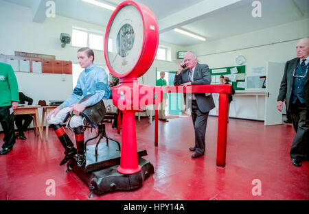 Jockey Richard Hughes nella camera di pesatura a Brighton gare. Foto Stock