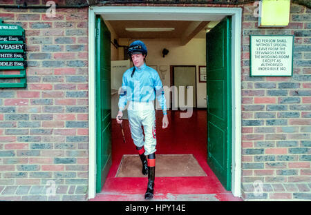 Jockey Richard Hughes nella camera di pesatura a Brighton gare. Foto Stock