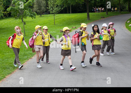 Londra, Inghilterra - Luglio 12, 2016 Un ritratto di un Brownie girl Foto Stock