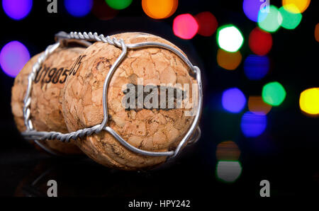 Tappo dello Champagne con la forma di Puerto Rico bruciato in colorati e luci sfocate in background.(serie) Foto Stock