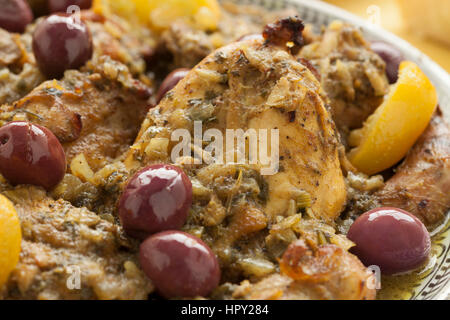 Piatto marocchino con pollo, olive e conserve di limone close up Foto Stock