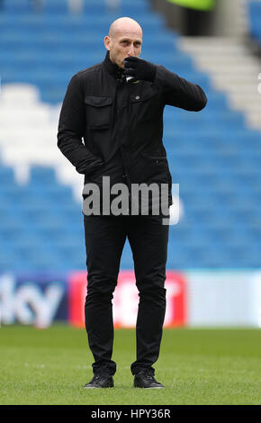 La lettura di manager Jaap Stam prima il cielo di scommessa match del campionato al AMEX Stadium, Brighton. Foto Stock
