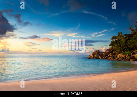 Bellissima vista di Anse Georgette spiaggia di Praslin, Seicelle Foto Stock