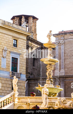 La fontana del Pretorio (Italiano: Fontana Pretoria) è una fontana monumentale di Palermo, Sicilia Foto Stock