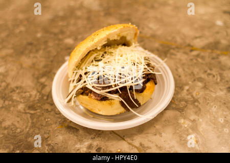 "Pani ca meusa" è un siciliano street food. Letteralmente il suo nome significa "il pane con la milza"; il suo nome italiano è "panino con la milza' Foto Stock