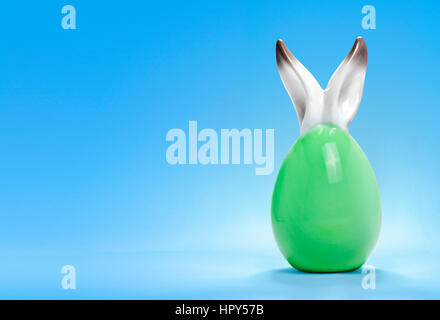 Colorata ceramica carino uovo di pasqua con orecchie di coniglio e la bandiera della Libia .(serie) Foto Stock