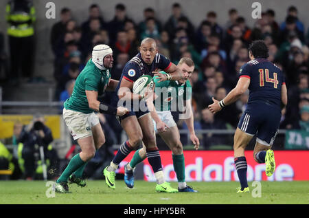 In Francia la Gael Fickou viene affrontato dall'Irlanda il Rory Best (sinistra) durante la RBS 6 Nazioni corrispondono all'Aviva Stadium di Dublino. Foto Stock