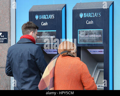 Le persone utilizzano bancomat al di fuori di una filiale della banca Barclays nel centro di Londra, in quanto i clienti della banca non sono stati lasciati in grado di effettuare pagamenti utilizzando le loro carte dopo che i suoi servizi digitali hanno sperimentato 'difficoltà tecniche'. Foto Stock