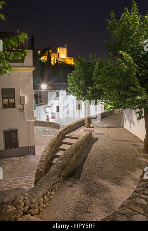 GRANADA, SPANI - 28 Maggio 2015: il corridoio nella Albayzin distrit di notte e Alhambra in background. Foto Stock