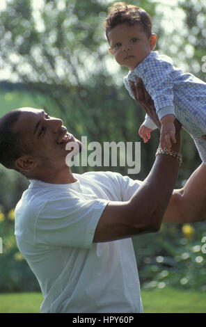 Felice ritratto di padre nero e baby Foto Stock