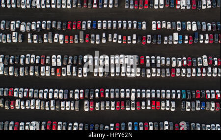 Immagine aerea di righe di automobili parcheggiate Foto Stock